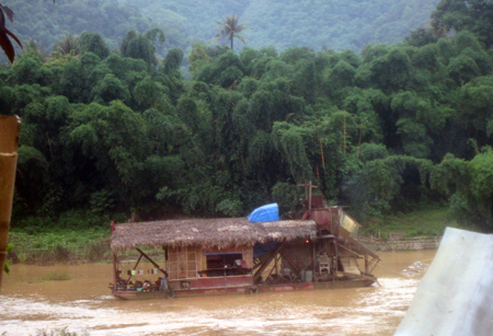Tàu[-]khai[-]thác[-]vàng[-]vẫn[-]ngang[-]nhiên[-]hoạt[-]động[-]trên[-]sông[-]Lam[-]đoạn[-]khu[-]vực[-]thị[-]trấn[-]Hòa[-]Bình...